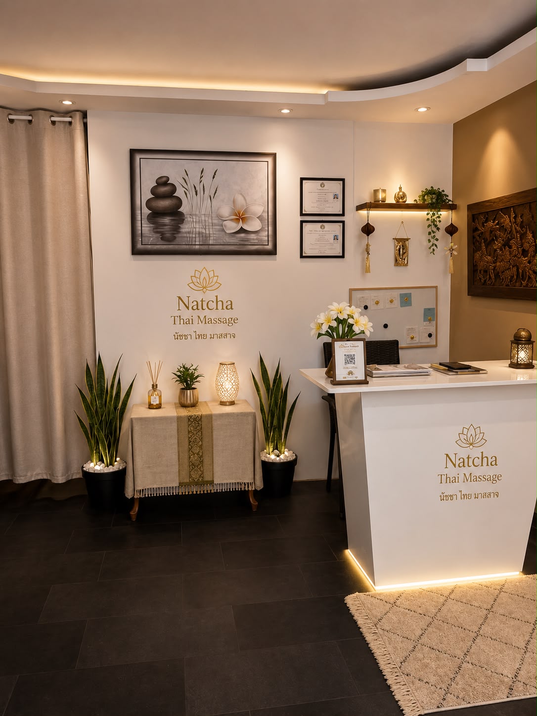 Empfangsbereich von Natcha Thai Massage mit Rezeption, Zertifikaten und warmer Beleuchtung